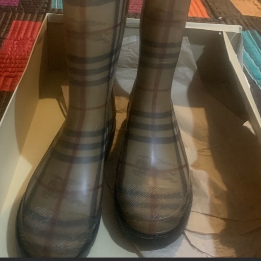 Burberry rain boots size 6.5